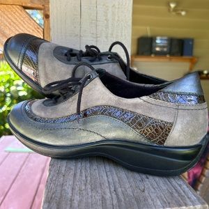 Sierra comfort shoes suede patent leather blended trim Sz 9